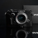 GARIZ HALF CASE- In Pelle Nera Per Olympus PEN- F
