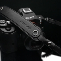 GARIZ TRACOLLA IN PELLE NERA PER FOTOCAMERE MIRRORLESS E COMPATTE